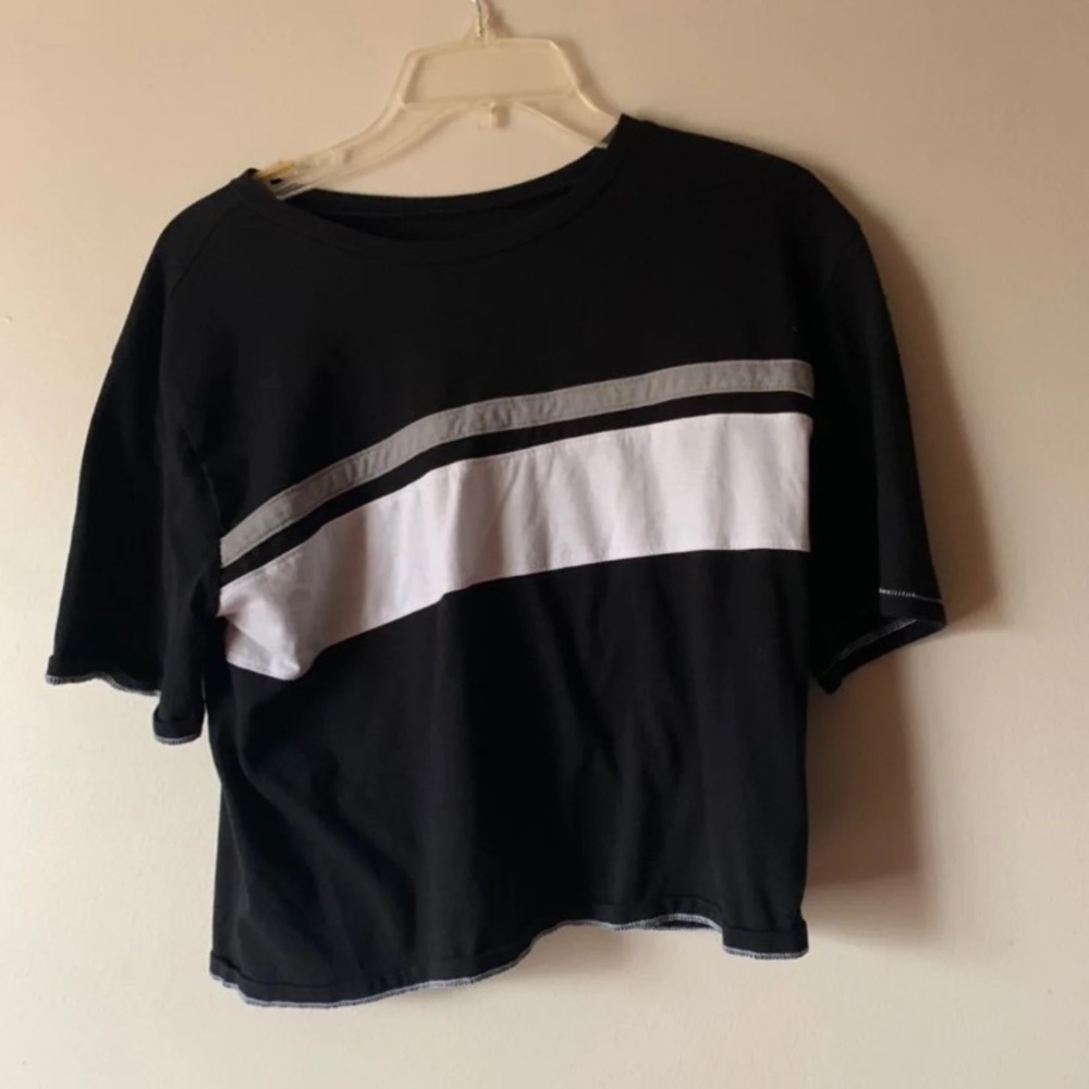 COPY - 4/$20🌺 black, white & grey crop top